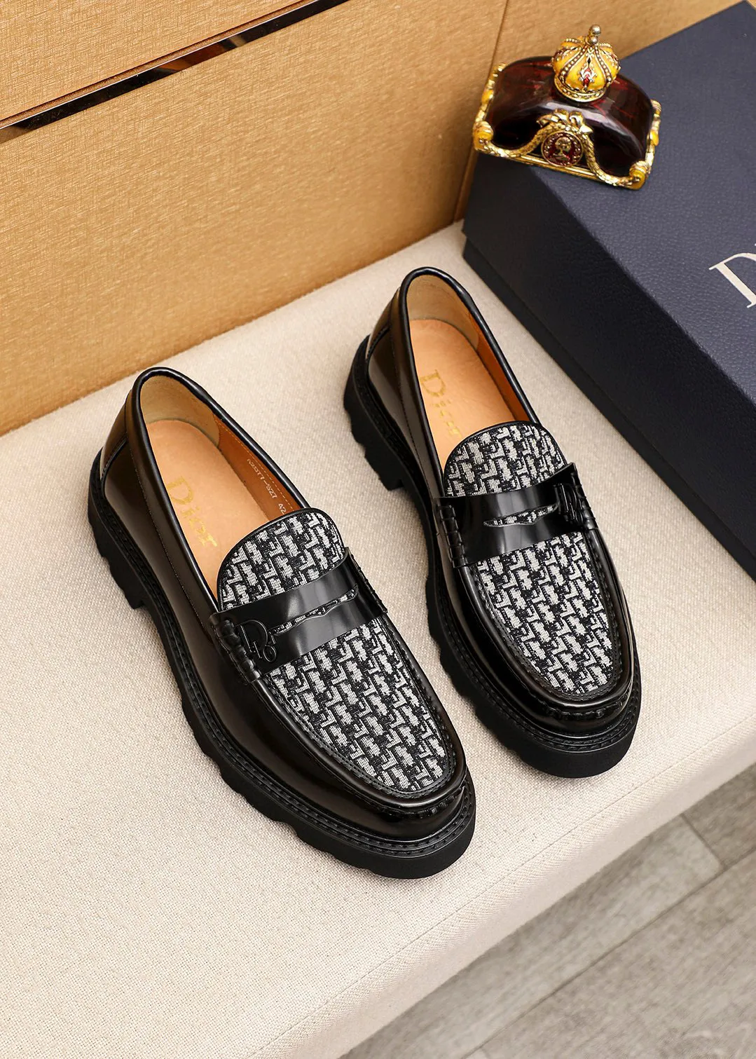 Men's shoes 💰480 💐 Product trademark: Dior "Dior" casual leather shoes Regular size: 39-44 (45🉑️customized) Product materials: Selected Italian imported first-layer calfskin upper, imported water-dyed 🐂 cowhide lining. Strong three-dimensional visual effect, original outsole color: 2 colors available